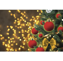 Sapin de Noël avec boules rouges et ruban