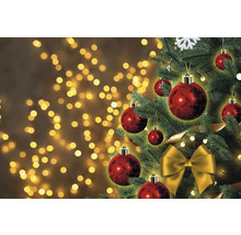 Sapin de Noël décoré avec boules de Noël et nœud