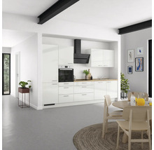 Helles Wohnzimmer mit Einbauküche in Weiss und Esstisch mit Stühlen