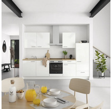 Cuisine moderne avec armoires blanches, hotte aspirante et table à manger
