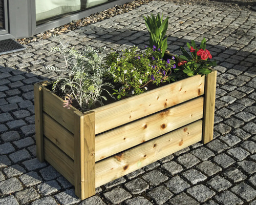 Jardinière en bois avec diverses plantes à l''extérieur