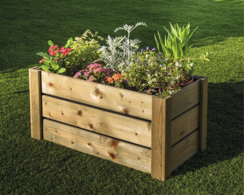 Jardinière en bois avec diverses plantes sur une pelouse