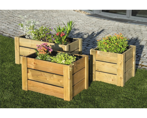 Trois jardinières en bois plantées dans le jardin.