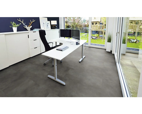 Büroraum mit Schreibtisch, Bürostuhl und grauem Vinylboden