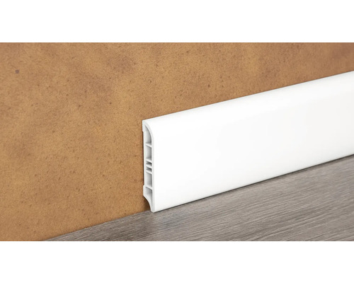 Weisse Sockelleiste aus Kunststoff an der Wand