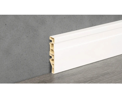 Weisse Sockelleiste aus Kunststoff an Wand und Boden
