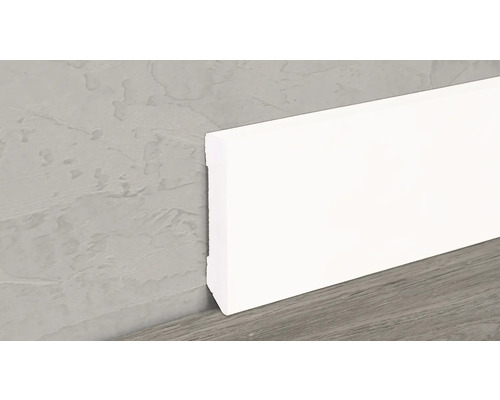 Plinthe blanche sur un mur