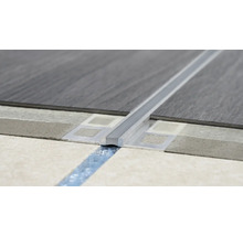 Detailaufnahme einer Dehnungsfugenprofil-Installation zwischen zwei Bodenbelägen
