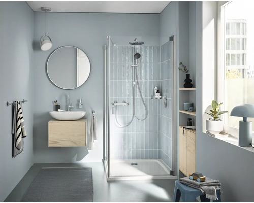 Modernes Badezimmer mit Dusche, Waschbecken und Spiegel