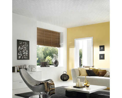 Salon lumineux avec éléments de plafond et mobilier moderne