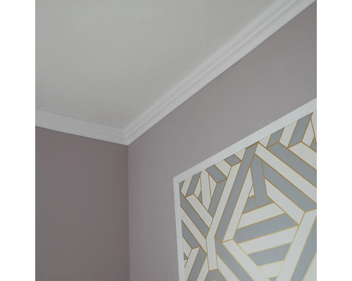 Raumecke mit Deckenleiste und gemusterter Wand