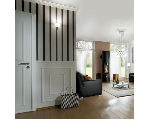 Wohnzimmer mit Kaminofen, Tür, Lampe und gestreifter Tapete