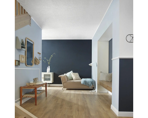 Espace de vie avec sol stratifié, canapé et décoration murale