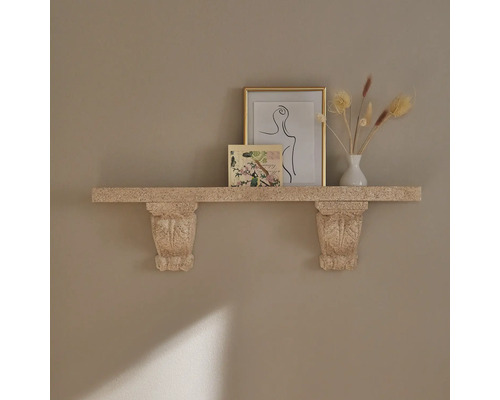 Wandregal mit dekorativen Konsolen, darauf Bilderrahmen und Vase