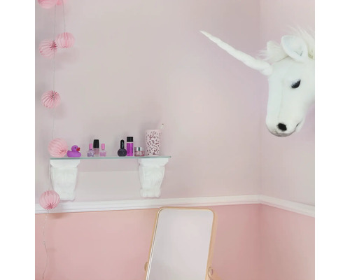Dekoratives Mädchenzimmer mit Einhornkopf, Regal, Spiegel und Schönheitsartikeln