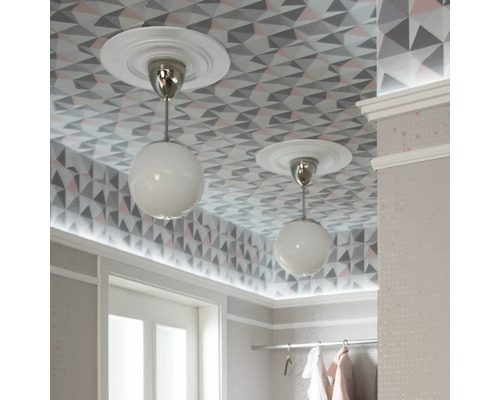 Decke mit geometrischer Tapete und zwei runden Deckenleuchten