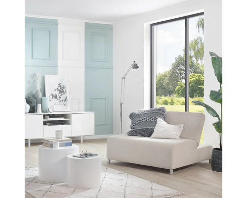 Helles Wohnzimmer mit Sofa, Beistelltischen und Dekoration