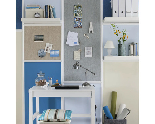 Espace de travail organisé avec bureau, panneaux d''affichage et étagères