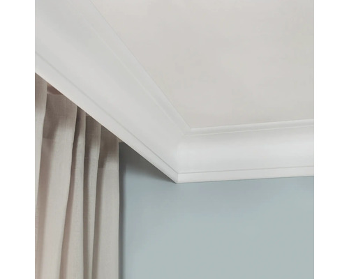 Eckbereich eines Raumes mit angebrachter Zierleiste an der Decke