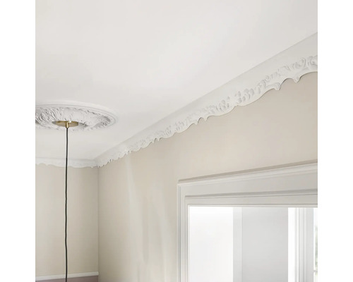 Zimmerdecke mit Stuckrosette, Zierleiste und Türrahmen