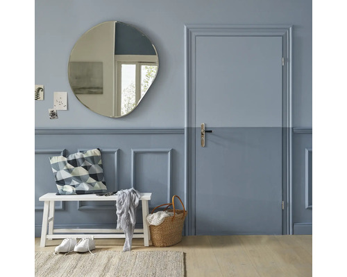 Flur mit Spiegel, Tür, Bank, Korb und dekorativen Elementen