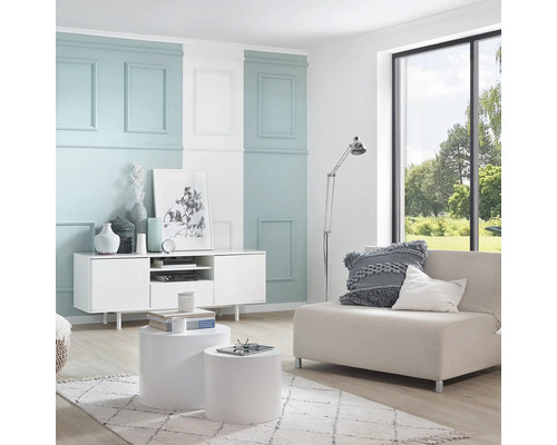 Wohnzimmer mit weißem Mediaschrank, Couchtisch und Sofa vor einem Fenster