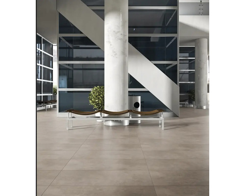 Innenraum mit Bodenfliesen, Sitzbank und Säulen