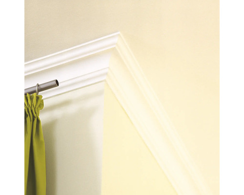 Detailaufnahme eines Raumes mit Stuckprofil, Gardinenstange und Vorhang