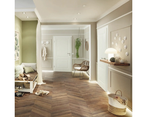 Hall d''entrée avec porte-manteau, banc, miroir et plancher en bois