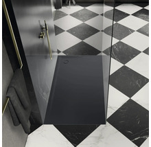 Espace douche avec receveur de douche plat et rectangulaire, robinetterie de douche et serviette