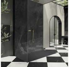 Salle de bains avec douche plain-pied, robinetterie de douche et carrelage en damier