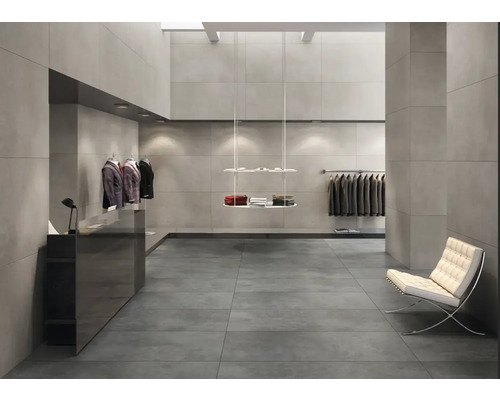Intérieur d''un magasin de vêtements avec un sol carrelé et des murs gris