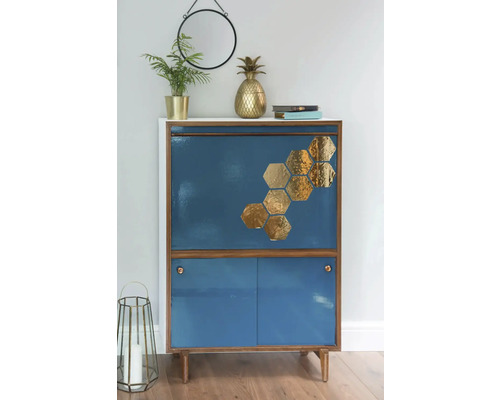 Meuble décoratif avec une finition bleue et des accents hexagonaux dorés dans le salon.