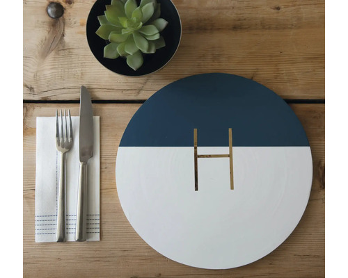 Table décorative avec des couverts, une serviette et une plante comme décoration de table