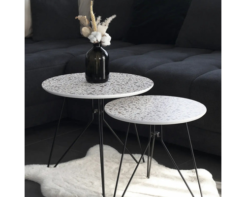 Deux tables d''appoint rondes à motif terrazzo sur un tapis