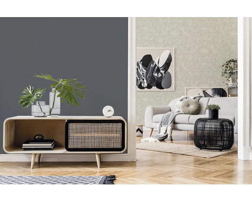 Wohnzimmer mit grauer Wand, Kommode, Dekorationsgegenständen und Sofa im Hintergrund