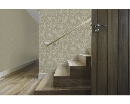 Treppe mit floral gemusterter Tapete, Holzgeländer und Holztür
