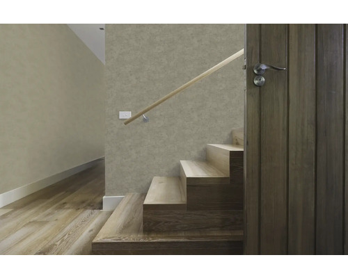 Treppenhaus mit Holztreppe, Holzboden und gemusterter Tapete