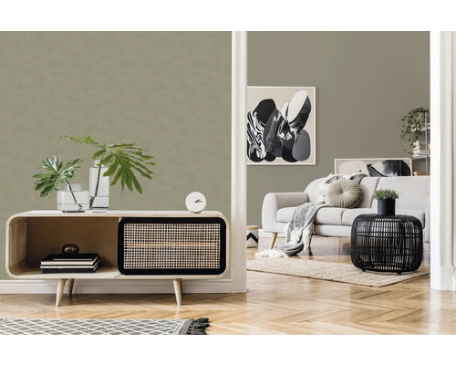 Wohnzimmer mit modernem Lowboard, Sofa und Dekoration
