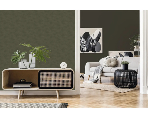 Wohnzimmer mit strukturierten grünen Wänden, hellem Sofa und Holzmöbeln für ein helles, organisiertes Ambiente