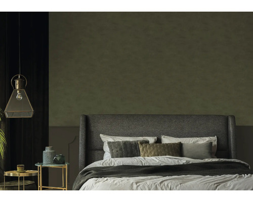 Schlafzimmer mit Bett, Nachttischen und Pendelleuchte