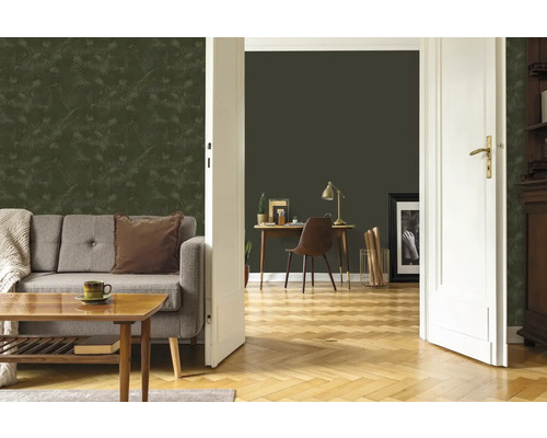 Wohnzimmer mit grauer Couch, Holztisch und grün gemusterter Tapete