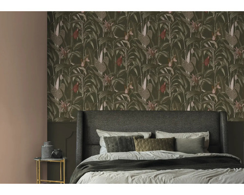 Schlafzimmer mit Bett vor einer dunklen botanischen Tapete