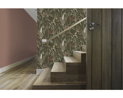 Flur mit botanischer Tapete, Treppe und Holzboden