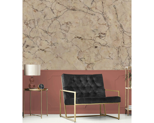 Ambiance d''habitation décorative avec papier peint marbré, fauteuil et table d''appoint