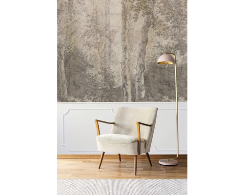 Wohnzimmer mit Sessel, Stehlampe und Tapete mit Waldmotiv