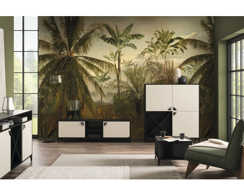 Salon avec mobilier et papier peint sur le thème de la jungle