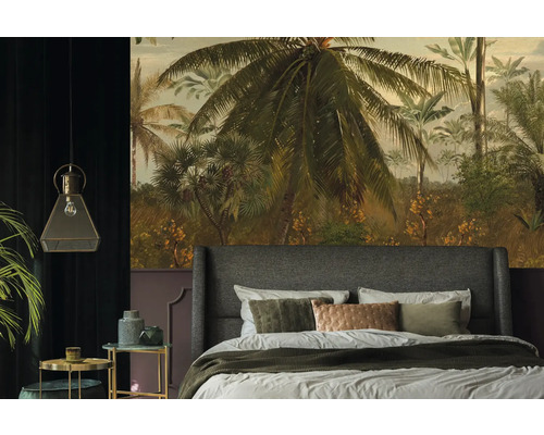 Chambre à coucher avec lit, tables de chevet et papier peint sur le thème de la jungle