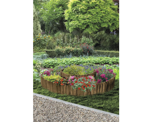 Spiralbeet aus Holz mit Blumen in einem Garten