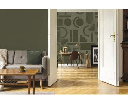 Salon avec canapé, table basse, bureau et papier peint à motifs